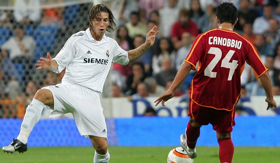 MADRID, SPAIN: Sergio Ramos (I) del Real Madrid busca tapar el pase del uruguayo Fabian Canobbio Celta de Vigo en partido de la Liga de Espana en Madrid el 10 de setiembre de 2005. El Celta vencio al Real Madrid por 3-2. AFP PHOTO / MM SPAIN OUT (Photo credit should read AFP/AFP/Getty Images)