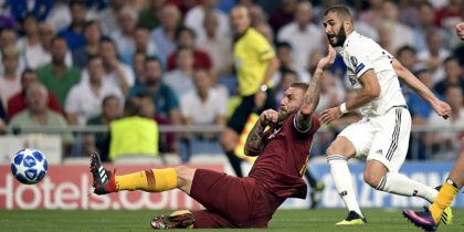 Roma's French midfielder Steven Nzonzi (L) vies with Real Madrid's German midfielder Toni Kroos during the UEFA Champions League group G football match between Real Madrid CF and AS Roma at the Santiago Bernabeu stadium in Madrid on September 19, 2018. (Photo by OSCAR DEL POZO / AFP) (Photo credit should read OSCAR DEL POZO/AFP/Getty Images)