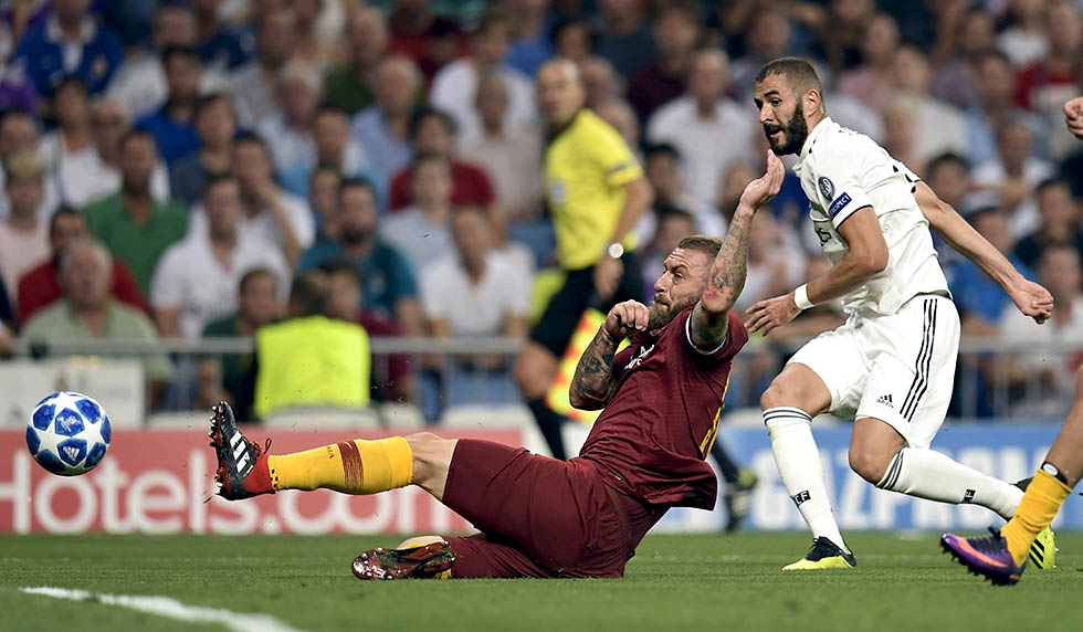 Roma's French midfielder Steven Nzonzi (L) vies with Real Madrid's German midfielder Toni Kroos during the UEFA Champions League group G football match between Real Madrid CF and AS Roma at the Santiago Bernabeu stadium in Madrid on September 19, 2018. (Photo by OSCAR DEL POZO / AFP) (Photo credit should read OSCAR DEL POZO/AFP/Getty Images)
