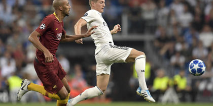 Roma's French midfielder Steven Nzonzi (L) vies with Real Madrid's German midfielder Toni Kroos during the UEFA Champions League group G football match between Real Madrid CF and AS Roma at the Santiago Bernabeu stadium in Madrid on September 19, 2018. (Photo by OSCAR DEL POZO / AFP) (Photo credit should read OSCAR DEL POZO/AFP/Getty Images)