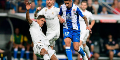 Real Madrid's French defender Raphael Varane (L) vies with Espanyol's Paraguayan forward Hernán Perez during the Spanish league football match between Real Madrid CF and RCD Espanyol at the Santiago Bernabeu stadium in Madrid on September 22, 2018.r (Photo by JAVIER SORIANO / AFP) (Photo credit should read JAVIER SORIANO/AFP/Getty Images)