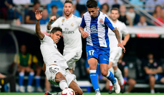 Real Madrid's French defender Raphael Varane (L) vies with Espanyol's Paraguayan forward Hernán Perez during the Spanish league football match between Real Madrid CF and RCD Espanyol at the Santiago Bernabeu stadium in Madrid on September 22, 2018.r (Photo by JAVIER SORIANO / AFP) (Photo credit should read JAVIER SORIANO/AFP/Getty Images)