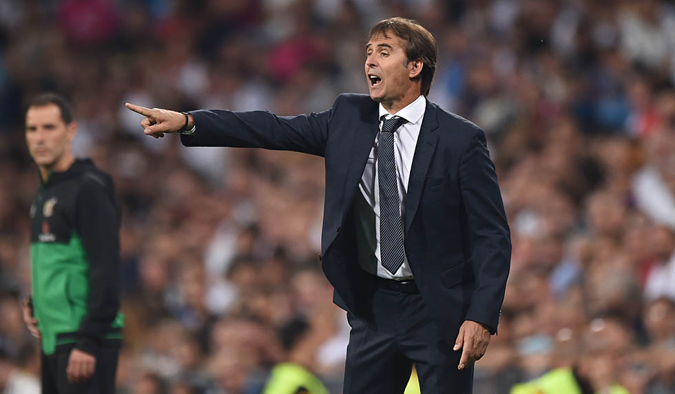 MADRID, SPAIN - SEPTEMBER 22: Julen Lopetegui, head coach of Real Madrid instructs his team during the La Liga match between Real Madrid CF and RCD Espanyol at Estadio Santiago Bernabeu on September 22, 2018 in Madrid, Spain. (Photo by Denis Doyle/Getty Images,)