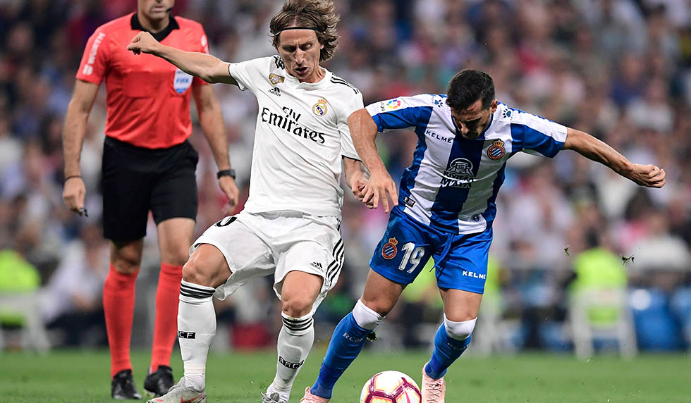 Real Madrid's Croatian midfielder Luka Modric (L) vies with Espanyol's Argentinian forward Pablo Daniel Piatti during the Spanish league football match between Real Madrid CF and RCD Espanyol at the Santiago Bernabeu stadium in Madrid on September 22, 2018. (Photo by JAVIER SORIANO / AFP) (Photo credit should read JAVIER SORIANO/AFP/Getty Images)