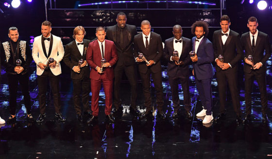 (L-R) Presenter Former Brazil and Barcelona player Ronaldinho, Brazil and PSG defender Dani Alves, Real madrid and Spain defender Sergio Ramos, Real Madrid and Croatia midfielder Luka Modric, Chelsea and Belgium midfielder Eden Hazard, British actor and event host Idris Elba, Paris Saint-Germain and France forward Kylian Mbappe and Chelsea and France midfielder NGolo Kante, Brazil's defender Marcelo, France and real Madrid defender Raphael Varane, Manchester United and Spain goalkeeper David De Gea and presenter former Germany captain Michael Ballack with their trophies at the presentation for the FIFA FIFPro World11 award 2018 during The Best FIFA Football Awards ceremony, on September 24, 2018 in London. (Photo by Ben STANSALL / AFP) (Photo credit should read BEN STANSALL/AFP/Getty Images)