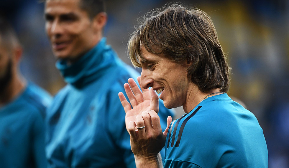Real Madrid's Croatian midfielder Luka Modric (R) attends a Real Madrid team training session at the Olympic Stadium in Kiev, Ukraine on May 25, 2018, on the eve of the UEFA Champions League final football match between Liverpool and Real Madrid. (Photo by Franck FIFE / AFP) (Photo credit should read FRANCK FIFE/AFP/Getty Images)