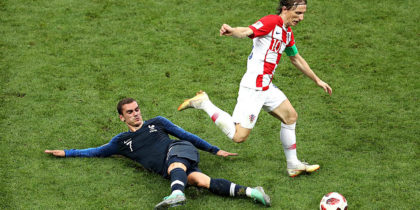 MOSCOW, RUSSIA - JULY 15: Antoine Griezmann of France challenges Luka Modric of Croatia during the 2018 FIFA World Cup Final between France and Croatia at Luzhniki Stadium on July 15, 2018 in Moscow, Russia. (Photo by Catherine Ivill/Getty Images)
