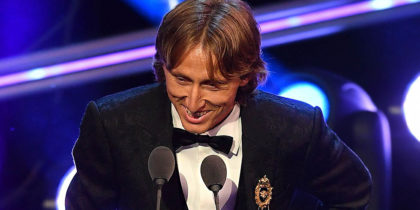 Real Madrid and Croatia midfielder Luka Modric speaks after winning the trophy for the Best FIFA Men's Player of 2018 Award during The Best FIFA Football Awards ceremony, on September 24, 2018 in London. (Photo by Ben STANSALL / AFP) (Photo credit should read BEN STANSALL/AFP/Getty Images)