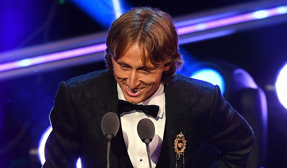 Real Madrid and Croatia midfielder Luka Modric speaks after winning the trophy for the Best FIFA Men's Player of 2018 Award during The Best FIFA Football Awards ceremony, on September 24, 2018 in London. (Photo by Ben STANSALL / AFP) (Photo credit should read BEN STANSALL/AFP/Getty Images)