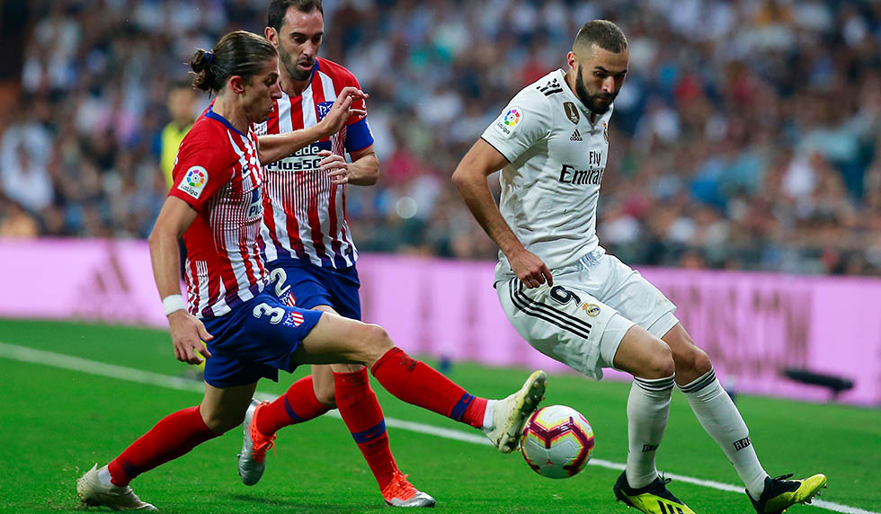MADRID, SPAIN - SEPTEMBER 29: Karim Benzema (R) of Real Madrid CF competes for the ball with Filipe Luis (L) of Atletico de Madrid and his teammate Diego Godin (2ndL) during the La Liga match between Real Madrid CF and Club Atletico de Madrid at Estadio Santiago Bernabeu on September 29, 2018 in Madrid, Spain. (Photo by Gonzalo Arroyo Moreno/Getty Images)