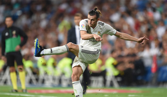 MADRID, SPAIN - AUGUST 19: Gareth Bale of Real Madrid crosses the ball during the La Liga match between Real Madrid CF and Getafe CF at Estadio Santiago Bernabeu on August 19, 2018 in Madrid, Spain. (Photo by Denis Doyle/Getty Images)