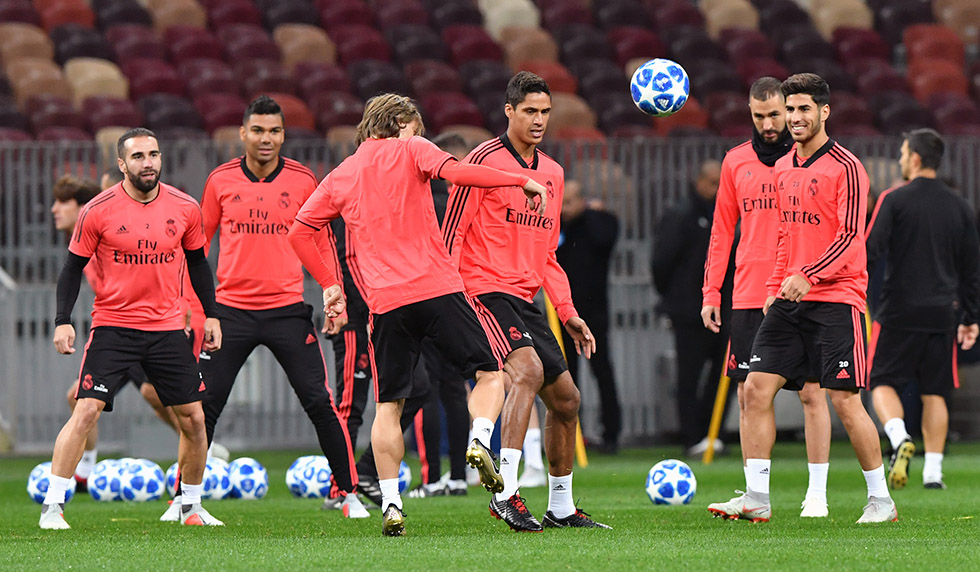 Real Madrid's players take part in a training session at the Luzhniki stadium in Moscow on October 1, 2018 on the eve of the UEFA Champions League group G football match between PFC CSKA Moscow and Real Madrid CF. (Photo by Yuri KADOBNOV / AFP) (Photo credit should read YURI KADOBNOV/AFP/Getty Images)