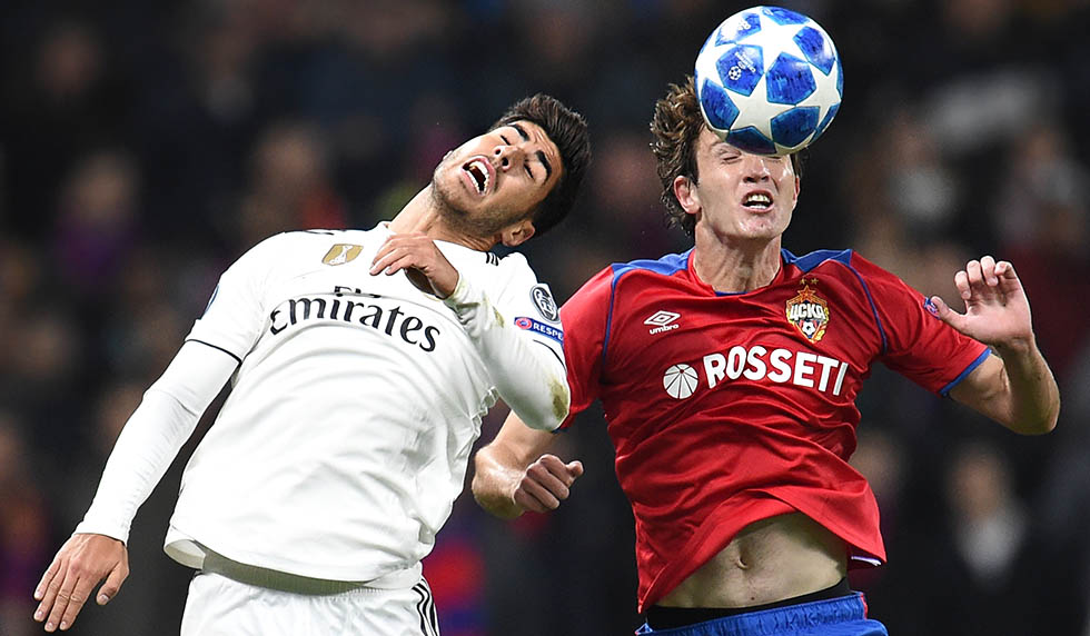 MOSCOW, RUSSIA - OCTOBER 02: Mario Fernandes (R) of PFC CSKA Moscow is challenged by Marco Asensio of Real Madrid during the Group G match of the UEFA Champions League between CSKA Moscow and Real Madrid at the Luzhniki Stadium on October 02, 2018 in Moscow, Russia. (Photo by Epsilon/Getty Images)
