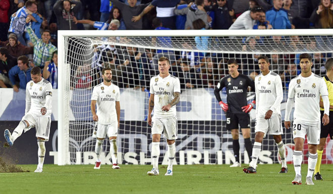 Real Madrid's players react to Alaves' goal during the Spanish league football match between Deportivo Alaves and Real Madrid CF at the Mendizorroza stadium in Vitoria on October 6, 2018. (Photo by ANDER GILLENEA / AFP) (Photo credit should read ANDER GILLENEA/AFP/Getty Images)