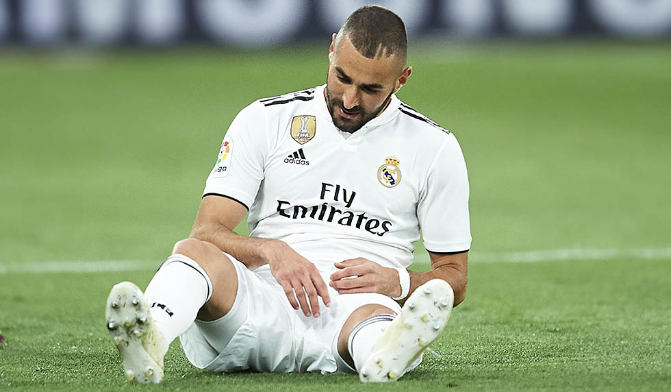VITORIA-GASTEIZ, SPAIN - OCTOBER 06: Karim Benzema of Real Madrid CF reacts during the La Liga match between Deportivo Alaves and Real Madrid CF at Estadio de Mendizorroza on October 6, 2018 in Vitoria-Gasteiz, Spain. (Photo by Juan Manuel Serrano Arce/Getty Images)