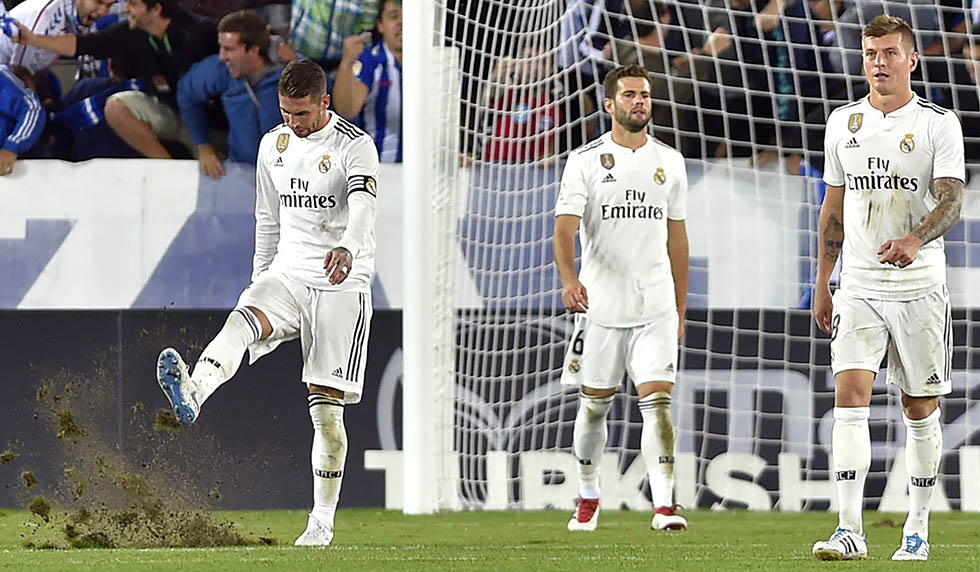 Real Madrid's Spanish defender Sergio Ramos (L) reacts kicking the field after Alaves' goal beside Real Madrid's Spanish defender Nacho Fernandez (C) and Real Madrid's German midfielder Toni Kroos during the Spanish league football match between Deportivo Alaves and Real Madrid CF at the Mendizorroza stadium in Vitoria on October 6, 2018. (Photo by ANDER GILLENEA / AFP) (Photo credit should read ANDER GILLENEA/AFP/Getty Images)