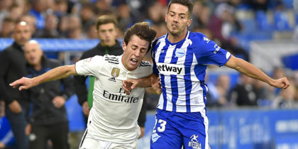 Real Madrid's defender Alvaro Odriozola (L) vies with Alaves' Spanish defender Ruben Duarte during the Spanish league football match between Deportivo Alaves and Real Madrid CF at the Mendizorroza stadium in Vitoria on October 6, 2018. (Photo by ANDER GILLENEA / AFP) (Photo credit should read ANDER GILLENEA/AFP/Getty Images)