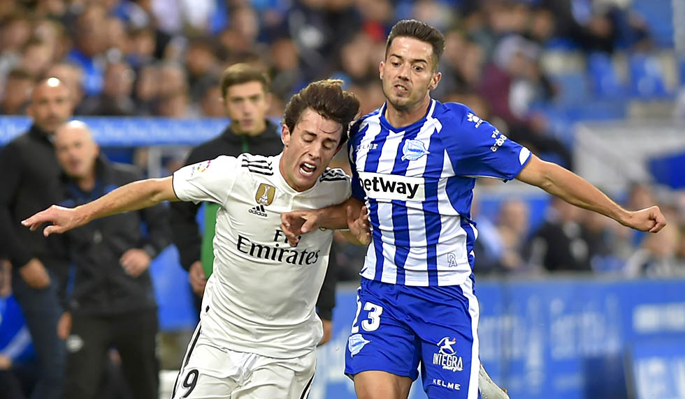 Real Madrid's defender Alvaro Odriozola (L) vies with Alaves' Spanish defender Ruben Duarte during the Spanish league football match between Deportivo Alaves and Real Madrid CF at the Mendizorroza stadium in Vitoria on October 6, 2018. (Photo by ANDER GILLENEA / AFP) (Photo credit should read ANDER GILLENEA/AFP/Getty Images)