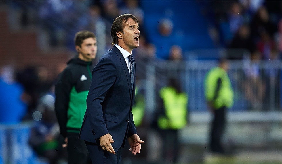 VITORIA-GASTEIZ, SPAIN - OCTOBER 06: Julen Lopetegui of Real Madrid CF looks on during the La Liga match between Deportivo Alaves and Real Madrid CF at Estadio de Mendizorroza on October 6, 2018 in Vitoria-Gasteiz, Spain. (Photo by Juan Manuel Serrano Arce/Getty Images)