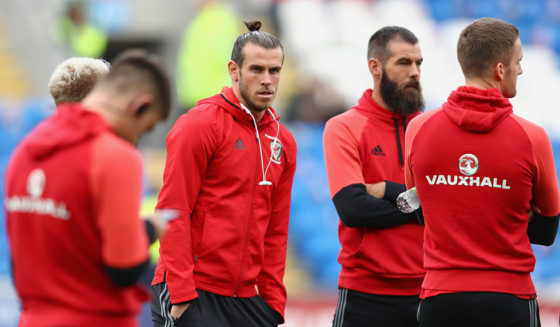 CARDIFF, WALES - SEPTEMBER 02: Gareth Bale of Wales (C) looks on with team mates prior to the FIFA 2018 World Cup Qualifier between Wales and Austria at Cardiff City Stadium on September 2, 2017 in Cardiff, Wales. (Photo by Michael Steele/Getty Images)