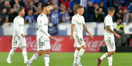 Real Madrid's Spanish defender Sergio Ramos, Spanish midfielder Marco Asensio, German midfielder Toni Kroos and Spanish defender Daniel Carvajal leave the field at the end of the Spanish league football match between Deportivo Alaves and Real Madrid CF at the Mendizorroza stadium in Vitoria on October 6, 2018. (Photo by ANDER GILLENEA / AFP) (Photo credit should read ANDER GILLENEA/AFP/Getty Images)