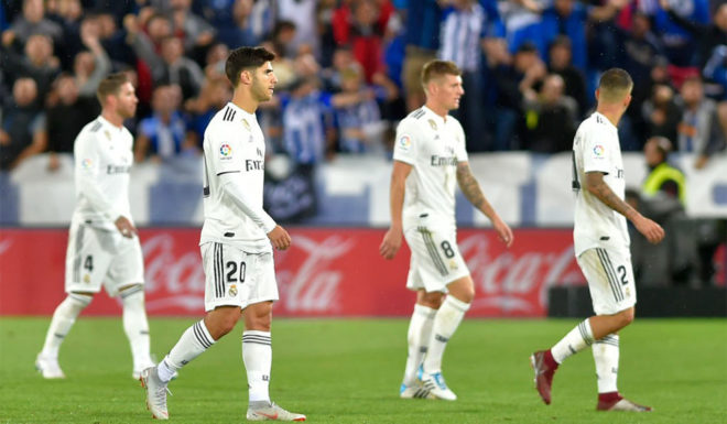 Real Madrid's Spanish defender Sergio Ramos, Spanish midfielder Marco Asensio, German midfielder Toni Kroos and Spanish defender Daniel Carvajal leave the field at the end of the Spanish league football match between Deportivo Alaves and Real Madrid CF at the Mendizorroza stadium in Vitoria on October 6, 2018. (Photo by ANDER GILLENEA / AFP) (Photo credit should read ANDER GILLENEA/AFP/Getty Images)