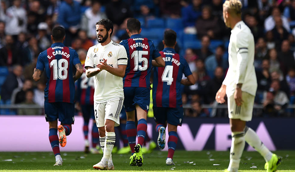 MADRID, SPAIN - OCTOBER 20: Isco of Real Madrid reacts after Levante score their first goal during the La Liga match between Real Madrid CF and Levante UD at Estadio Santiago Bernabeu on October 20, 2018 in Madrid, Spain. (Photo by Denis Doyle/Getty Images)