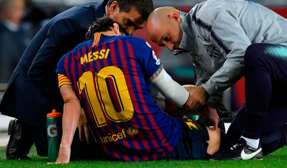Barcelona's Argentinian forward Lionel Messi receives medical assistance during the Spanish league football match FC Barcelona against Sevilla FC at the Camp Nou stadium in Barcelona on October 20, 2018. (Photo by LLUIS GENE / AFP) (Photo credit should read LLUIS GENE/AFP/Getty Images)