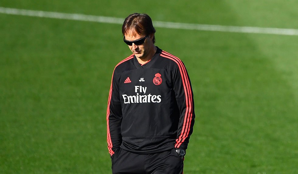 Real Madrid's Spanish coach Julen Lopetegui attends a training session at the Valdebebas training ground in Madrid on October 22, 2018 on the eve of the UEFA Champions' League football match Real Madrid CF against FC Viktoria Plzen. (Photo by GABRIEL BOUYS / AFP) (Photo credit should read GABRIEL BOUYS/AFP/Getty Images)