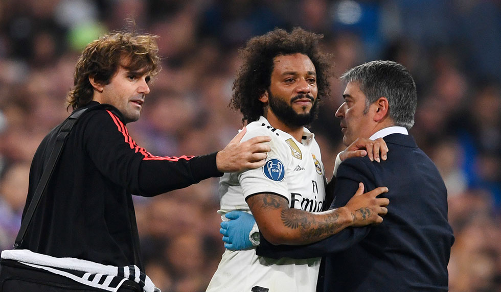 Real Madrid's Brazilian defender Marcelo (2R) is helped to leave the pitch after resulting injured during the UEFA Champions League group G football match between Real Madrid CF and FC Viktoria Plzen at the Santiago Bernabeu stadium in Madrid on October 23, 2018. (Photo by GABRIEL BOUYS / AFP) (Photo credit should read GABRIEL BOUYS/AFP/Getty Images)