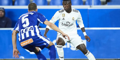 VITORIA-GASTEIZ, SPAIN - OCTOBER 06: Vinicius Junior of Real Madrid CF (R) being followed by Victor Laguardia of Deportivo Alaves (L) during the La Liga match between Deportivo Alaves and Real Madrid CF at Estadio de Mendizorroza on October 6, 2018 in Vitoria-Gasteiz, Spain. (Photo by Juan Manuel Serrano Arce/Getty Images)