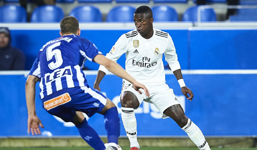 VITORIA-GASTEIZ, SPAIN - OCTOBER 06: Vinicius Junior of Real Madrid CF (R) being followed by Victor Laguardia of Deportivo Alaves (L) during the La Liga match between Deportivo Alaves and Real Madrid CF at Estadio de Mendizorroza on October 6, 2018 in Vitoria-Gasteiz, Spain. (Photo by Juan Manuel Serrano Arce/Getty Images)