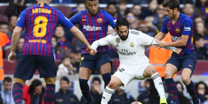 Real Madrid's Spanish midfielder Isco (2R) vies with Barcelona's Spanish midfielder Sergi Roberto (R) during the Spanish league football match between FC Barcelona and Real Madrid CF at the Camp Nou stadium in Barcelona on October 28, 2018. (Photo by GABRIEL BOUYS / AFP) (Photo credit should read GABRIEL BOUYS/AFP/Getty Images)