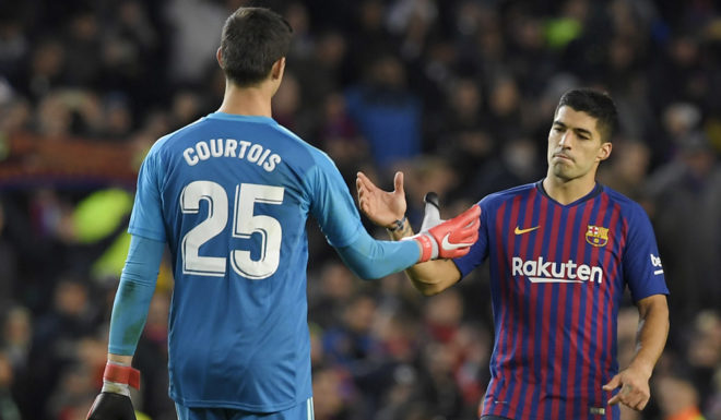 Real Madrid's Belgian goalkeeper Thibaut Courtois (L) congratulates Barcelona's Uruguayan forward Luis Suarez at the end of the Spanish league football match between FC Barcelona and Real Madrid CF at the Camp Nou stadium in Barcelona on October 28, 2018. (Photo by LLUIS GENE / AFP) (Photo credit should read LLUIS GENE/AFP/Getty Images)
