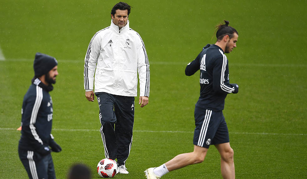 Temporary coach of Real Madrid CF, Argentinian former player Santiago Solari (C), looks at Real Madrid's Spanish midfielder Isco (L) and Real Madrid's Welsh forward Gareth Bale during a training session at the Ciudad Real Madrid training facilities in Madrid's suburb of Valdebebas, on October 30, 2018. - Santiago Solari has been put in temporary charge of Real Madrid after Julen Lopetegui was sacked on October 29, 2018. Solari was the coach of Madrid's B team, Castilla, and is now expected to take Madrid for their Copa del Rey game against Melilla tomorrow. (Photo by GABRIEL BOUYS / AFP) (Photo credit should read GABRIEL BOUYS/AFP/Getty Images)