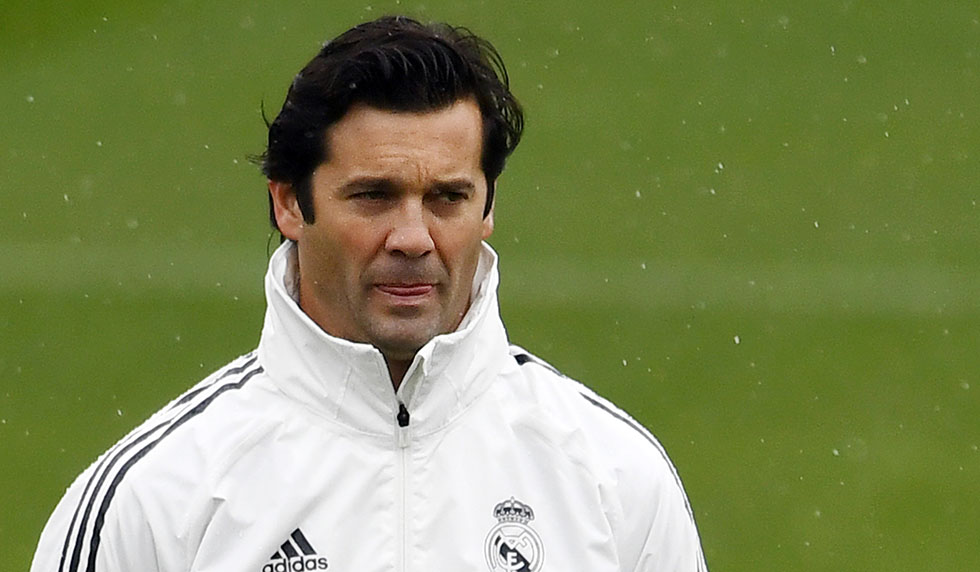 Temporary coach of Real Madrid CF, Argentinian former player Santiago Solari, attends a training session at the Ciudad Real Madrid training facilities in Madrid's suburb of Valdebebas, on October 30, 2018. - Santiago Solari has been put in temporary charge of Real Madrid after Julen Lopetegui was sacked on October 29, 2018. Solari was the coach of Madrid's B team, Castilla, and is now expected to take Madrid for their Copa del Rey game against Melilla tomorrow. (Photo by GABRIEL BOUYS / AFP) (Photo credit should read GABRIEL BOUYS/AFP/Getty Images)