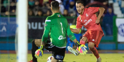 Real Madrid's Spanish midfielder Lucas Vazquez (R) shoots in front of UD Melilla's Spanish goalkeeper Dani Barrio during the Spanish King's Cup football match between UD Melilla and Real Madrid CF at the Alvarez Claro municipal stadium in the autonomous city of Melilla on October 31, 2018. (Photo by JORGE GUERRERO / AFP) (Photo credit should read JORGE GUERRERO/AFP/Getty Images)