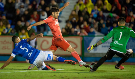 Real Madrid's Spanish midfielder Marco Asensio (C) vies with UD Melilla's Spanish defender Mohamed Mahanan (L) and Spanish goalkeeper Dani Barrio during the Spanish King's Cup football match between UD Melilla and Real Madrid CF at the Alvarez Claro municipal stadium in the autonomous city of Melilla on October 31, 2018. (Photo by JORGE GUERRERO / AFP) (Photo credit should read JORGE GUERRERO/AFP/Getty Images)