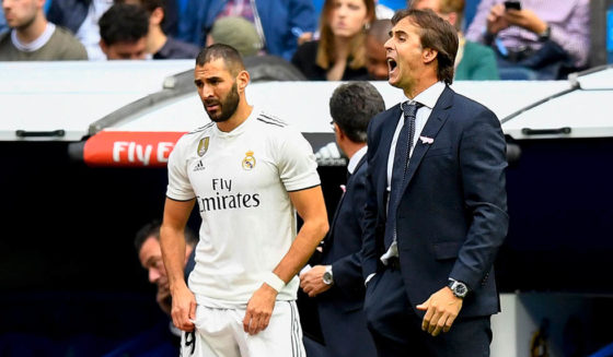 Real Madrid's Spanish coach Julen Lopetegui (R) gives instructions ot his players next to Real Madrid's French forward Karim Benzema during the Spanish league football match Real Madrid CF against Levante UD at the Santiago Bernabeu stadium in Madrid on October 20, 2018. (Photo by GABRIEL BOUYS / AFP) (Photo credit should read GABRIEL BOUYS/AFP/Getty Images)
