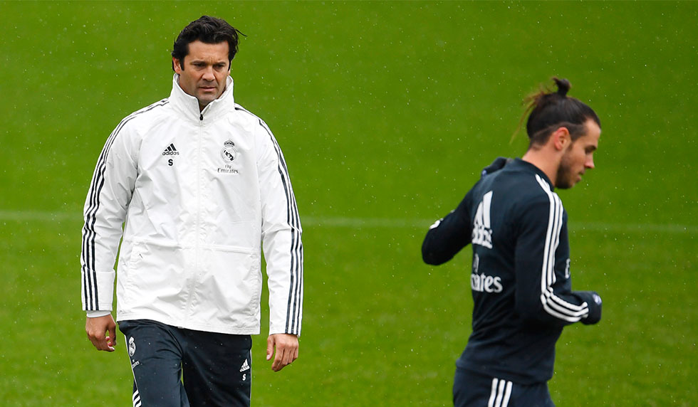 Temporary coach of Real Madrid CF, Argentinian former player Santiago Solari (C), looks at Real Madrid's Spanish midfielder Isco (L) and Real Madrid's Welsh forward Gareth Bale during a training session at the Ciudad Real Madrid training facilities in Madrid's suburb of Valdebebas, on October 30, 2018. - Santiago Solari has been put in temporary charge of Real Madrid after Julen Lopetegui was sacked on October 29, 2018. Solari was the coach of Madrid's B team, Castilla, and is now expected to take Madrid for their Copa del Rey game against Melilla tomorrow. (Photo by GABRIEL BOUYS / AFP) (Photo credit should read GABRIEL BOUYS/AFP/Getty Images)