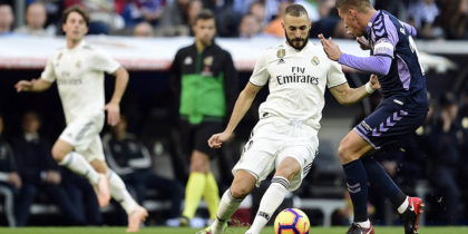 Real Madrid's French forward Karim Benzema (L) vies with Real Valladolid's Spanish midfielder Ruben Alcaraz during the Spanish league football match between Real Madrid CF and Real Valladolid FC at the Santiago Bernabeu stadium in Madrid on November 3, 2018. (Photo by JAVIER SORIANO / AFP) (Photo credit should read JAVIER SORIANO/AFP/Getty Images)
