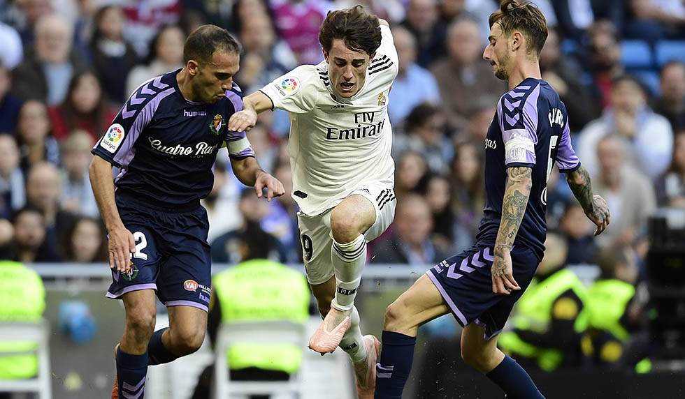 Real Madrid's Spanish defender Alvaro Odriozola (C) vies with Real Valladolid's Spanish defender Nacho (L) and Real Valladolid's Spanish defender Fernando Calero during the Spanish league football match between Real Madrid CF and Real Valladolid FC at the Santiago Bernabeu stadium in Madrid on November 3, 2018. (Photo by JAVIER SORIANO / AFP) (Photo credit should read JAVIER SORIANO/AFP/Getty Images)