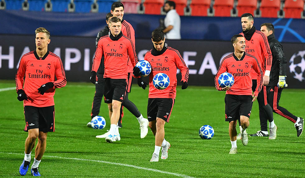 Real Madrid's players take part in a training session on the eve of the UEFA Champions League group G football match Viktoria Plzen v Real Madrid in Plzen, Czech Republic on November 6, 2018. (Photo by JOE KLAMAR / AFP) (Photo credit should read JOE KLAMAR/AFP/Getty Images)