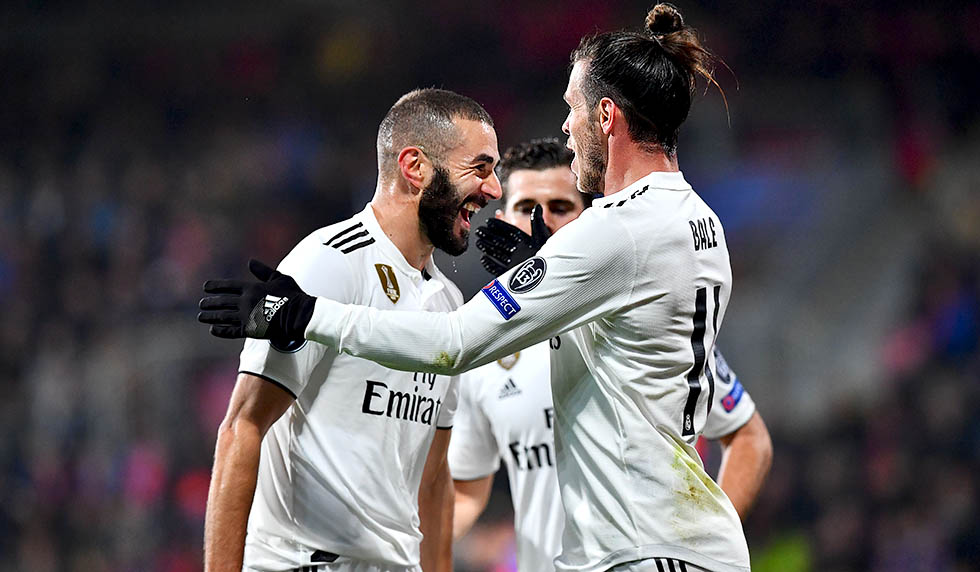 Real Madrid's French forward Karim Benzema celebrates with teammates after scoring during the UEFA Champions League group G football match Viktoria Plzen v Real Madrid in Plzen, Czech Republic on November 7, 2018. (Photo by JOE KLAMAR / AFP) (Photo credit should read JOE KLAMAR/AFP/Getty Images)
