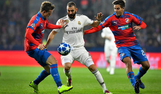 Real Madrid's French forward Karim Benzema (C) vies for the ball with Viktoria Plzen's Czech midfielder Ales Cermak during the UEFA Champions League group G football match Viktoria Plzen v Real Madrid in Plzen, Czech Republic on November 7, 2018. (Photo by JOE KLAMAR / AFP) (Photo credit should read JOE KLAMAR/AFP/Getty Images)