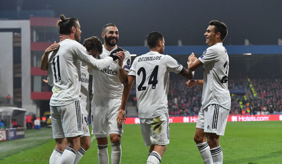 Real Madrid's Welsh forward Gareth Bale (L) is congratulated by teammates after scoring during the UEFA Champions League group G football match Viktoria Plzen v Real Madrid in Plzen, Czech Republic on November 7, 2018. (Photo by JOE KLAMAR / AFP) (Photo credit should read JOE KLAMAR/AFP/Getty Images)