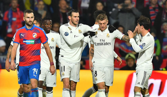 Real Madrid's German midfielder Toni Kroos celebrates scoring the 0-5 goal with his team-mates during the UEFA Champions League group G football match Viktoria Plzen v Real Madrid in Plzen, Czech Republic on November 7, 2018. (Photo by JOE KLAMAR / AFP) (Photo credit should read JOE KLAMAR/AFP/Getty Images)