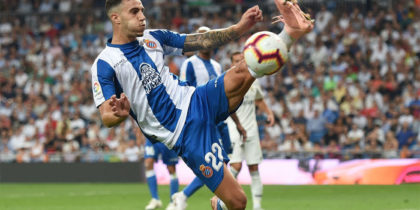 Mario Hermoso of RCD Espanyol controls the ball during the La Liga match between Real Madrid CF and RCD Espanyol at Estadio Santiago Bernabeu on September 22, 2018 in Madrid, Spain. (Photo by Denis Doyle/Getty Images,)
