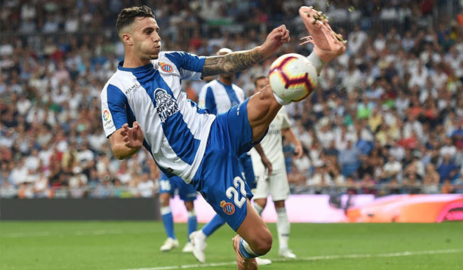 Mario Hermoso of RCD Espanyol controls the ball during the La Liga match between Real Madrid CF and RCD Espanyol at Estadio Santiago Bernabeu on September 22, 2018 in Madrid, Spain. (Photo by Denis Doyle/Getty Images,)
