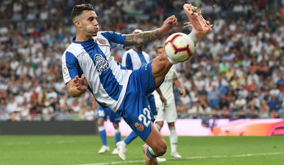 Mario Hermoso of RCD Espanyol controls the ball during the La Liga match between Real Madrid CF and RCD Espanyol at Estadio Santiago Bernabeu on September 22, 2018 in Madrid, Spain. (Photo by Denis Doyle/Getty Images,)